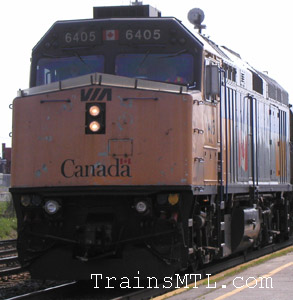 Locomotive VIA6405 with old colors / Locomotive VIA6405 avec les